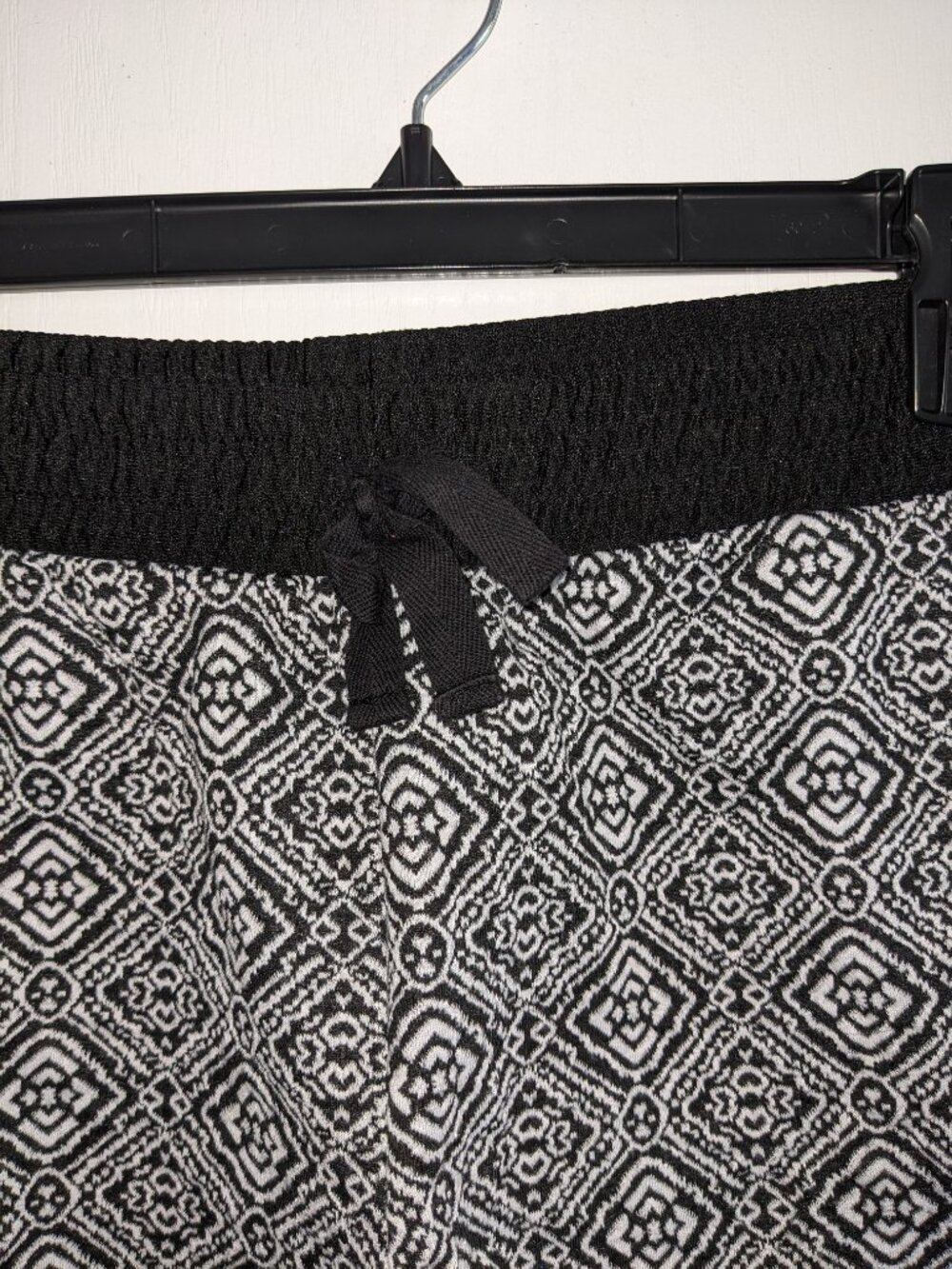 Maurices Black & White Drawstring Shorts Sz L - Picture 2 of 5